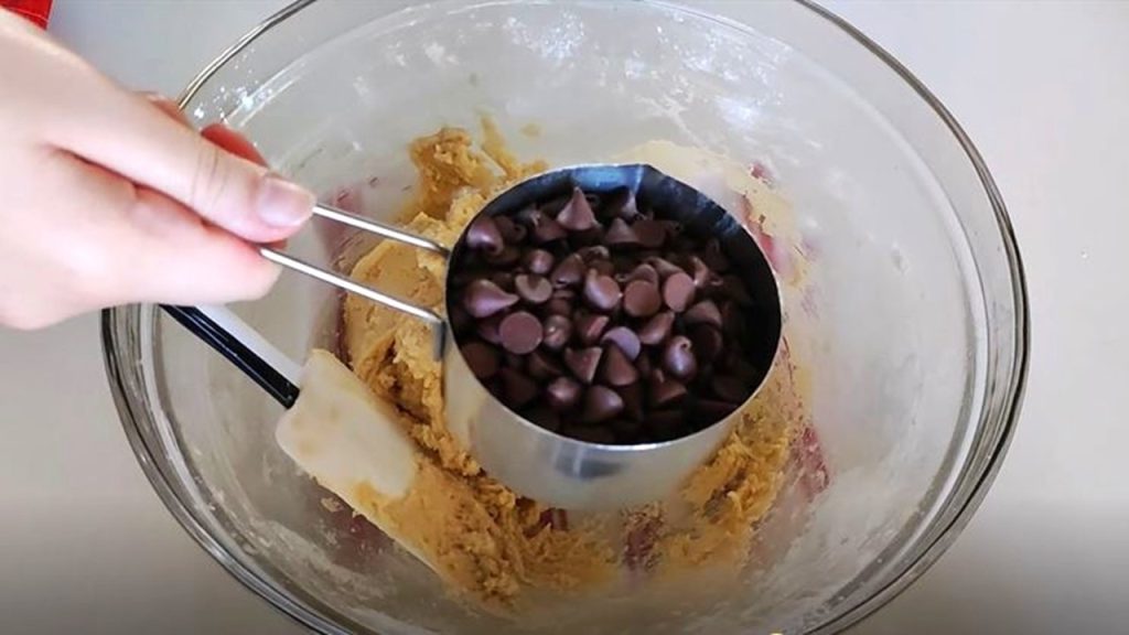 طريقة عمل الكوكيز بالشوكولاتة بالصور والخطوات
